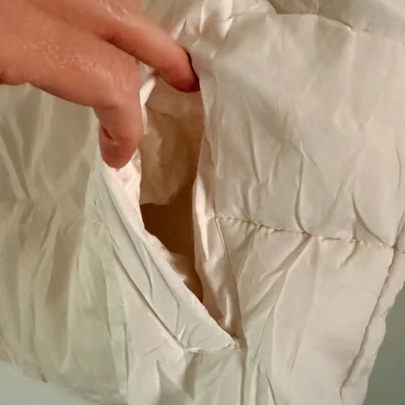 NWOT Elegant Women's Cream Quilted Vest - Picture 2 of 8